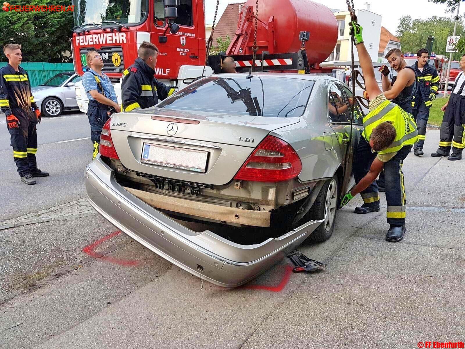 FF Ebenfurth: Frau und Kind nach Unfall in Ebenfurth von PKW erfasst