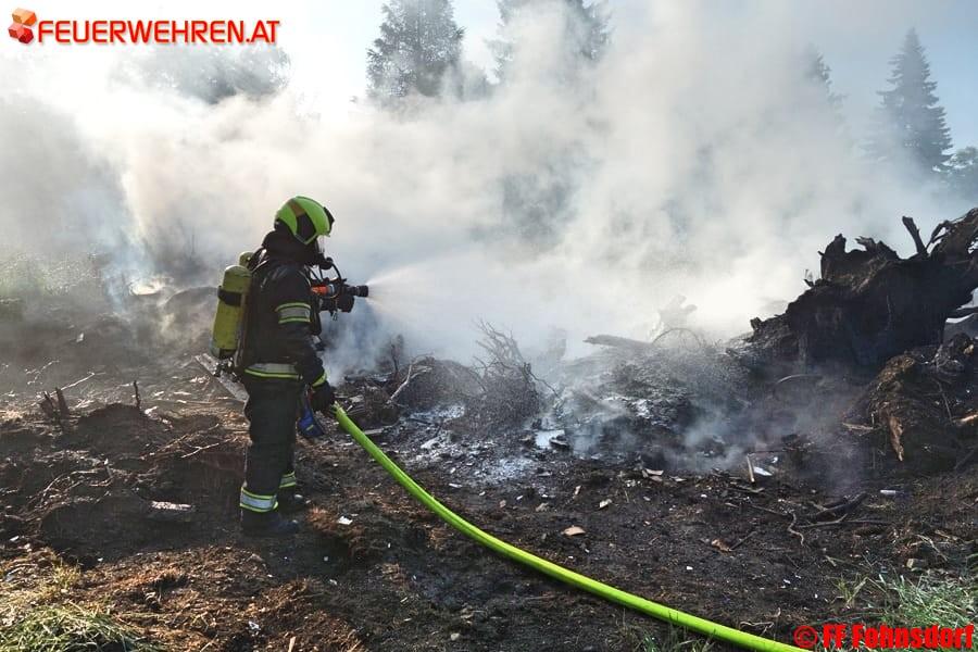 FF Fohnsdorf: Brennender Holzhaufen beschäftigte Feuerwehr