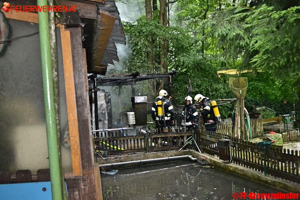 FF Kremsmünster: Vollbrand einer Fischerhütte im Wald