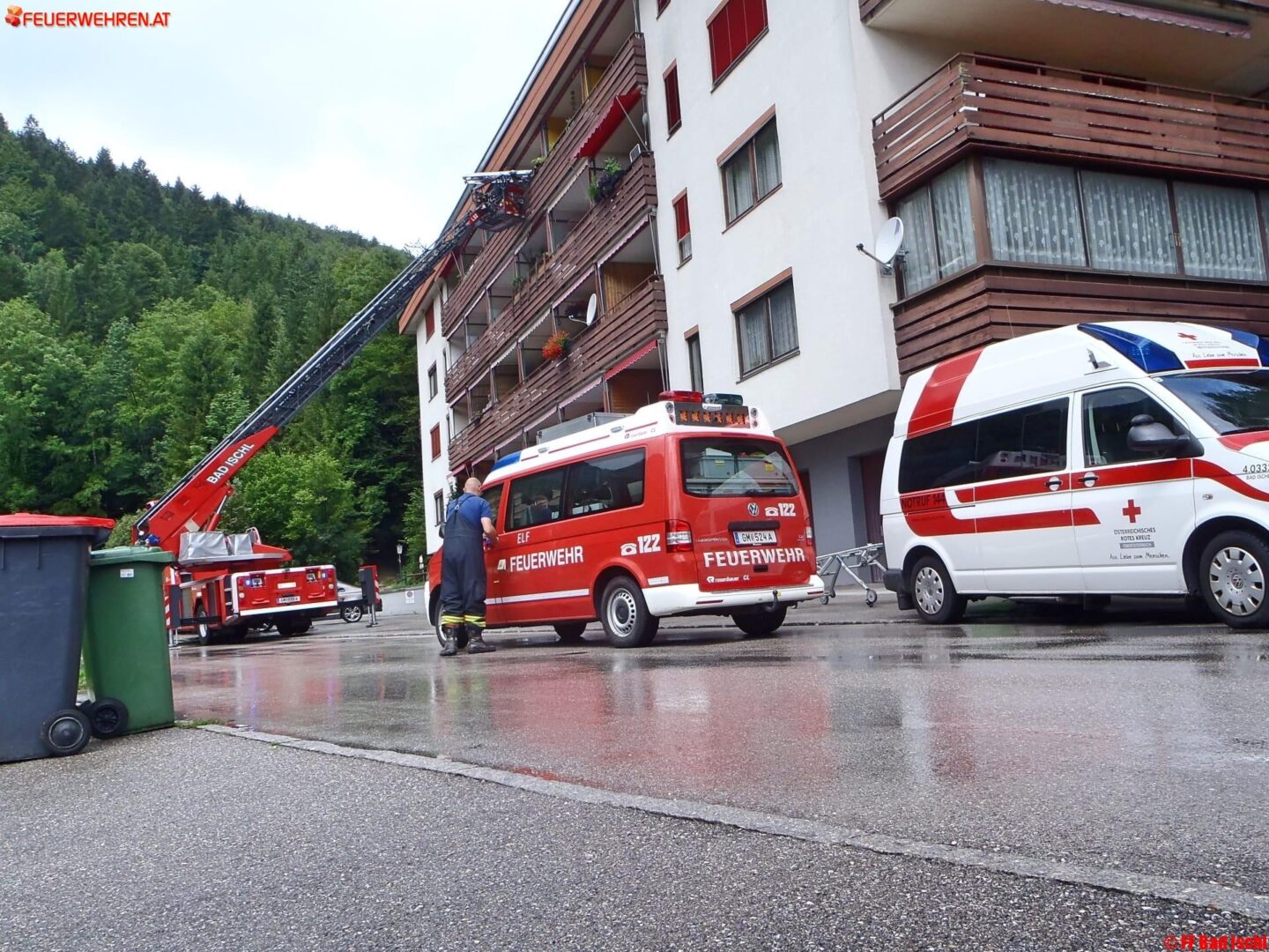 FF Bad Ischl: Verunfallte Person mittels Drehleiter gerettet