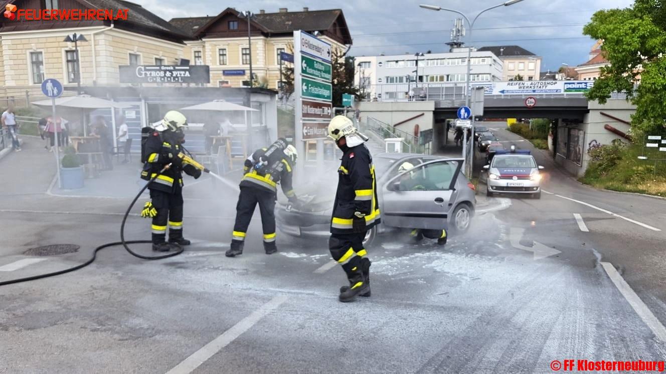FF Klosterneuburg: Fahrzeugbrand mitten im Stadtgebiet