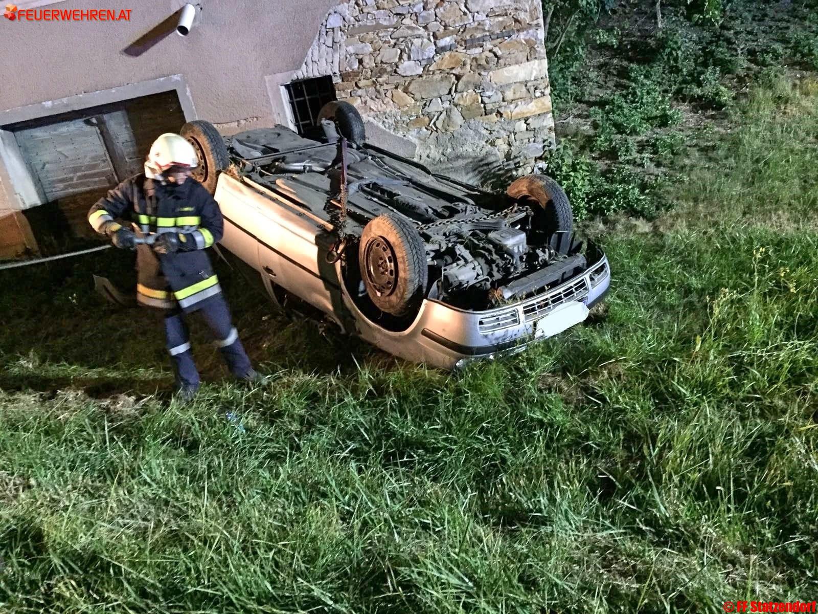 FF Statzendorf: Fahrzeugüberschlag in Weidling und Türöffnung