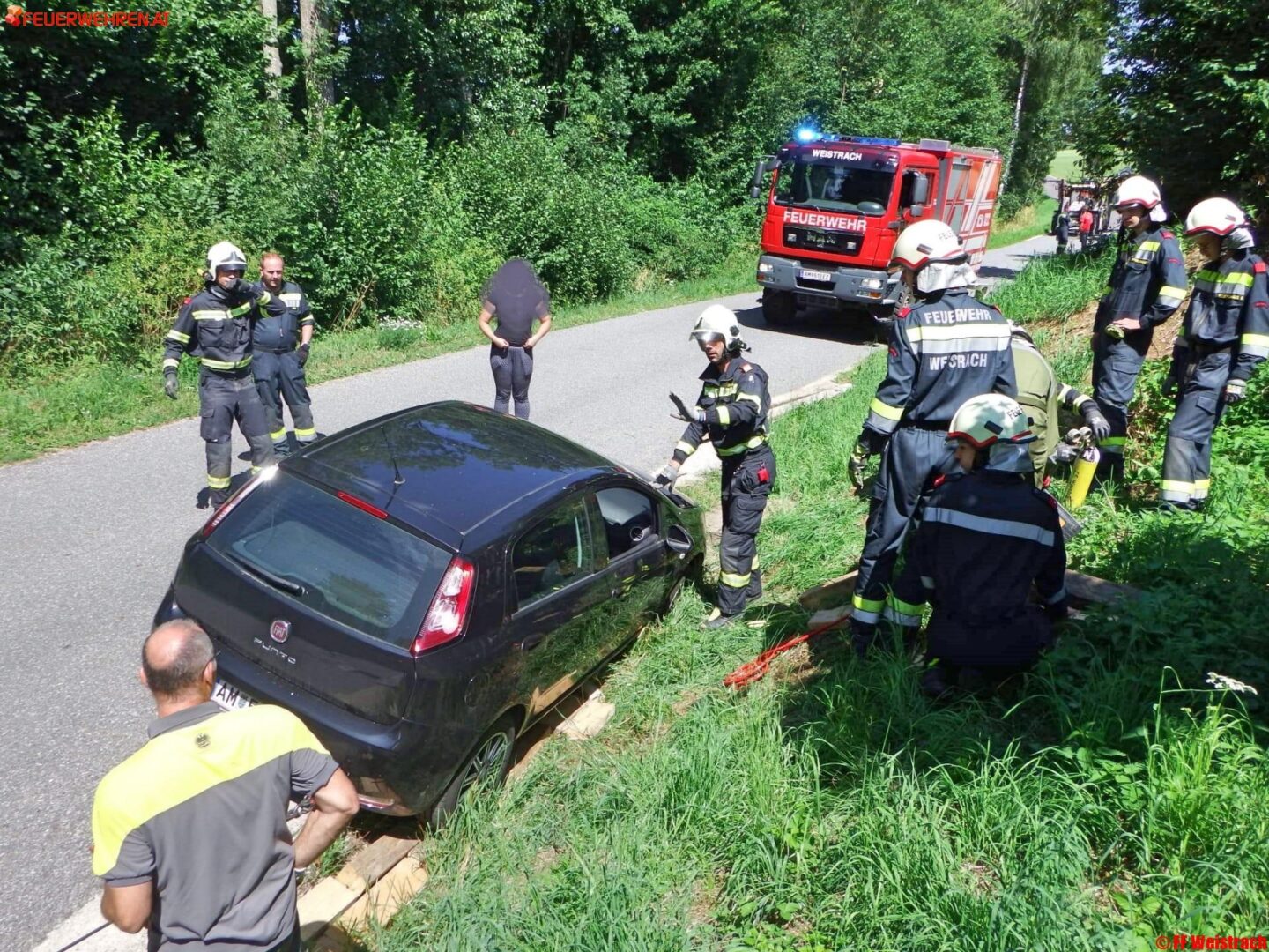 FF Weistrach: Fahrzeugbergung aus Graben in Hartlmühl