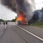 FF Brunn am Gebirge: Wohnwagengespann in Vollbrand