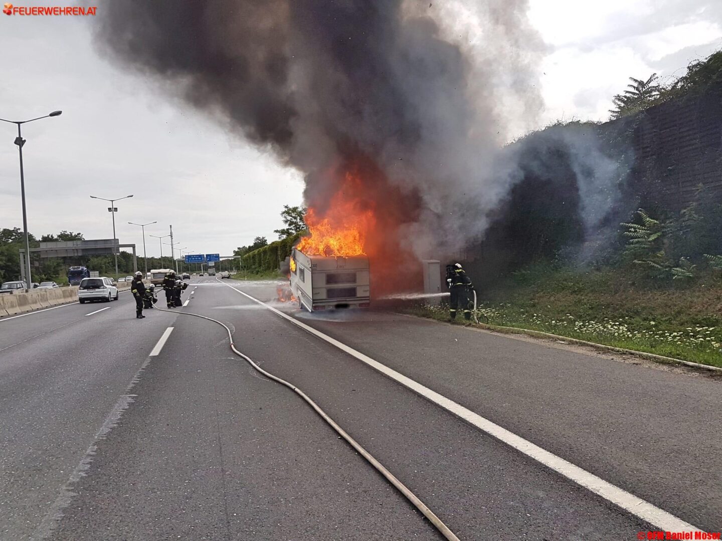 FF Brunn am Gebirge: Wohnwagengespann in Vollbrand