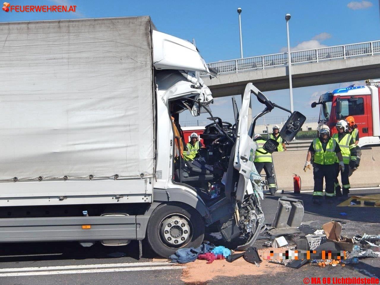 BF Wien: LKW Auffahrunfall fordert einen Schwerverletzten