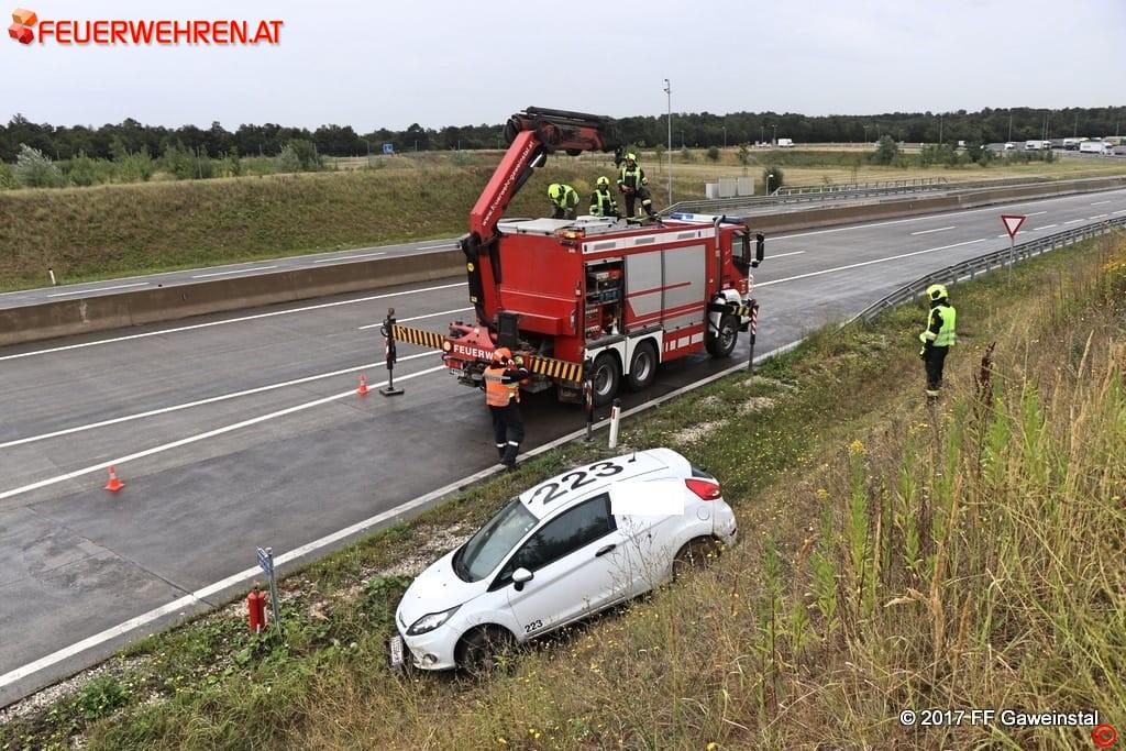 FF Gaweinstal: Pkw im Straßengraben – A5-Nordautobahn