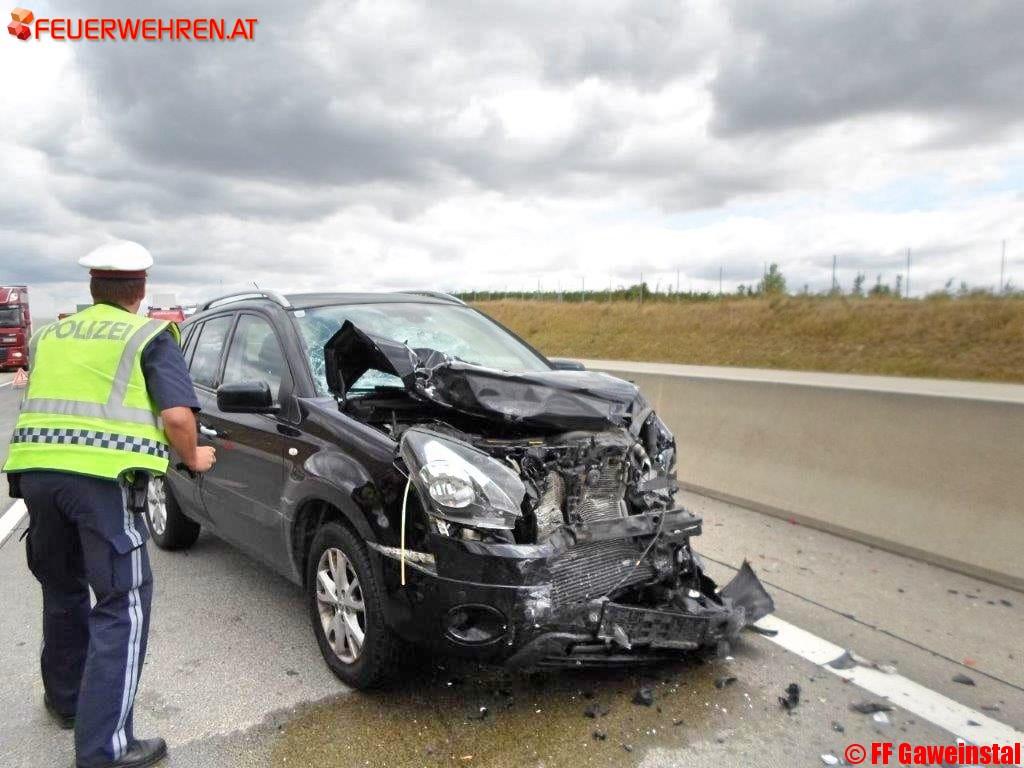 FF Gaweinstal: Verkehrsunfall mit Menschenrettung auf der A5-Nordautobahn