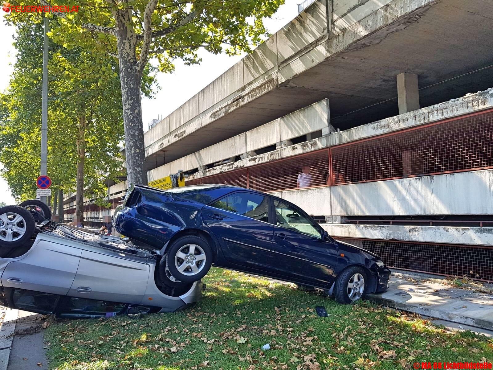 BF Wien: Fahrzeuge stürzen aus Parkdeck