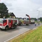 FF Weistrach: Ladewagen im Kreisverkehr umgekippt