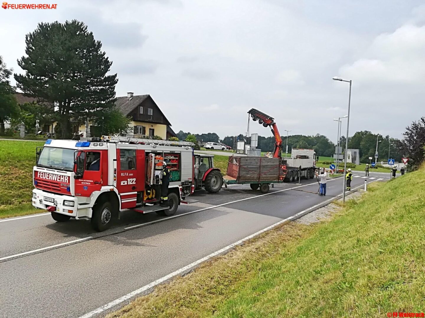 FF Weistrach: Ladewagen im Kreisverkehr umgekippt