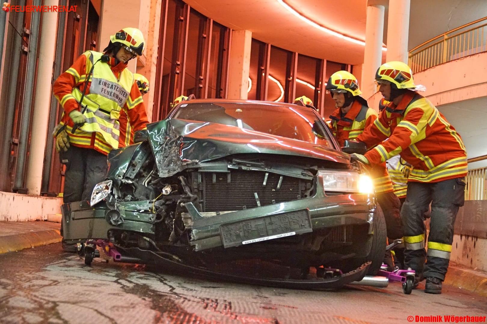 FF Pasching: Spektakulärer Verkehrsunfall in Parkhaus