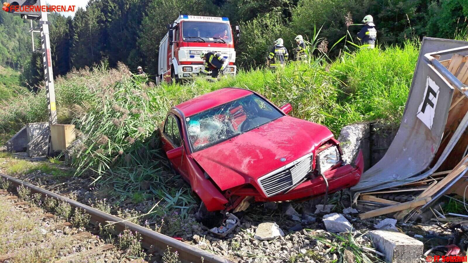 BFV Liezen A06: Verkehrsunfall auf der B113 im Gleisbereich