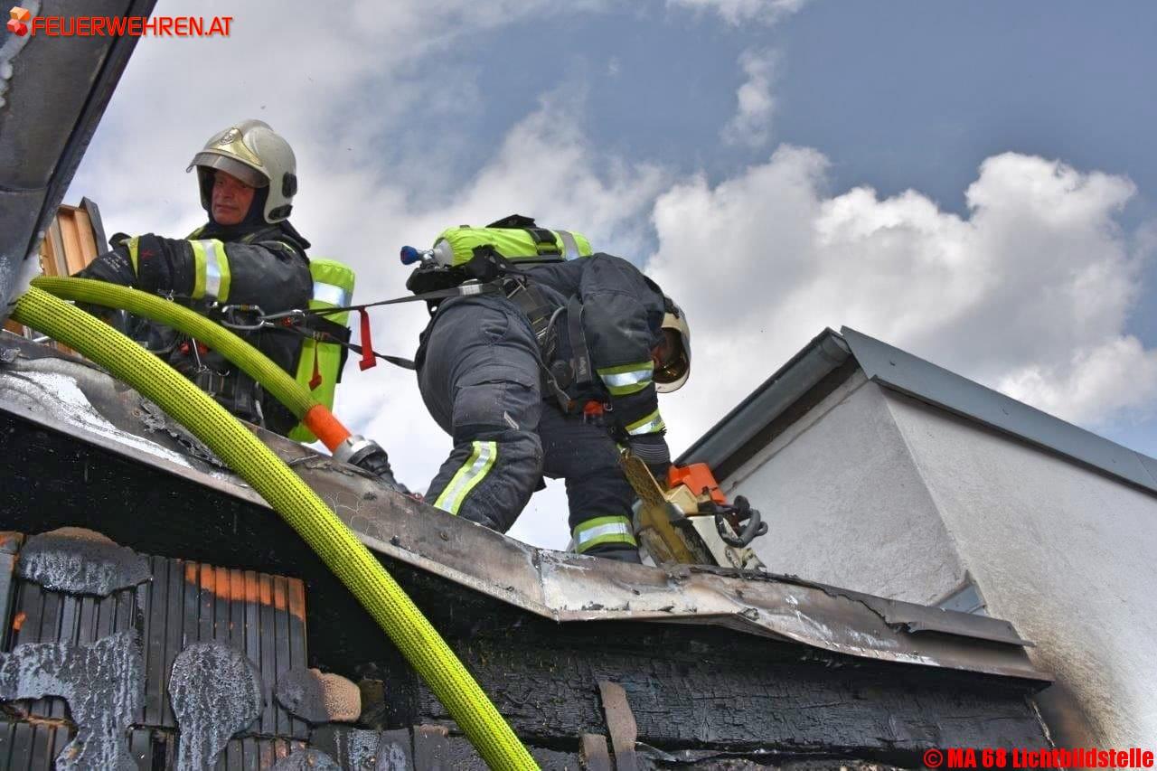 BF Wien: Dachbrand in Wien Favoriten
