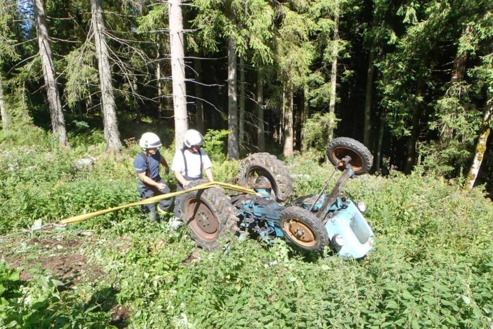 FF Bad Ischl: Person unter Traktor eingeklemmt
