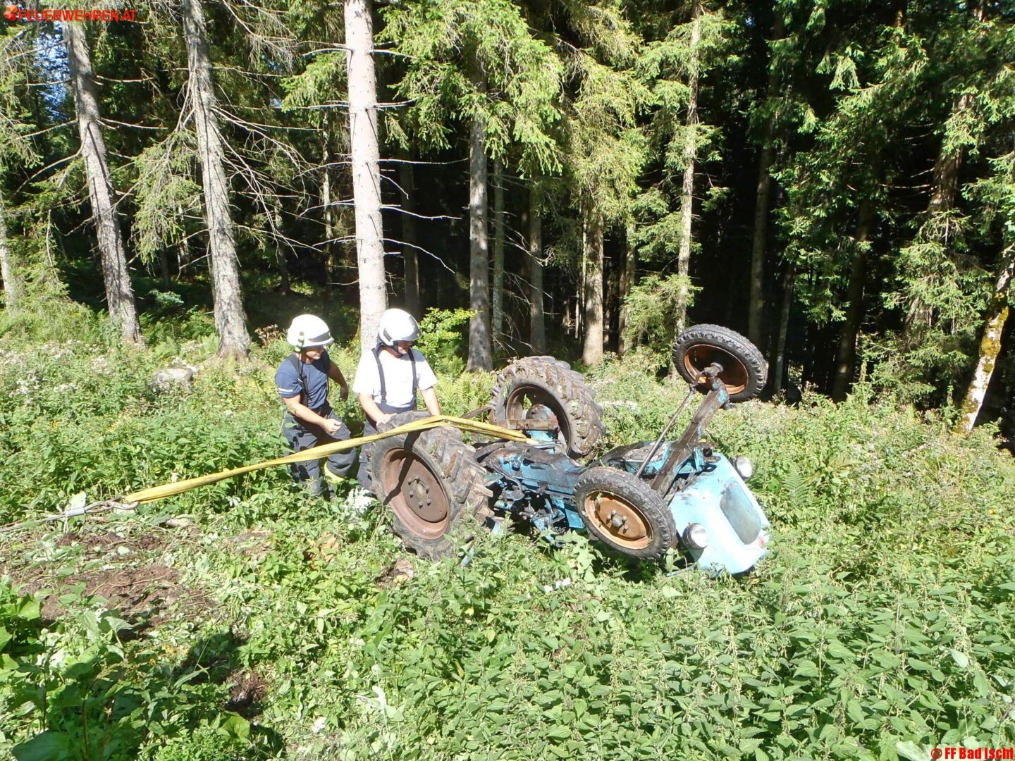 FF Bad Ischl: Person unter Traktor eingeklemmt