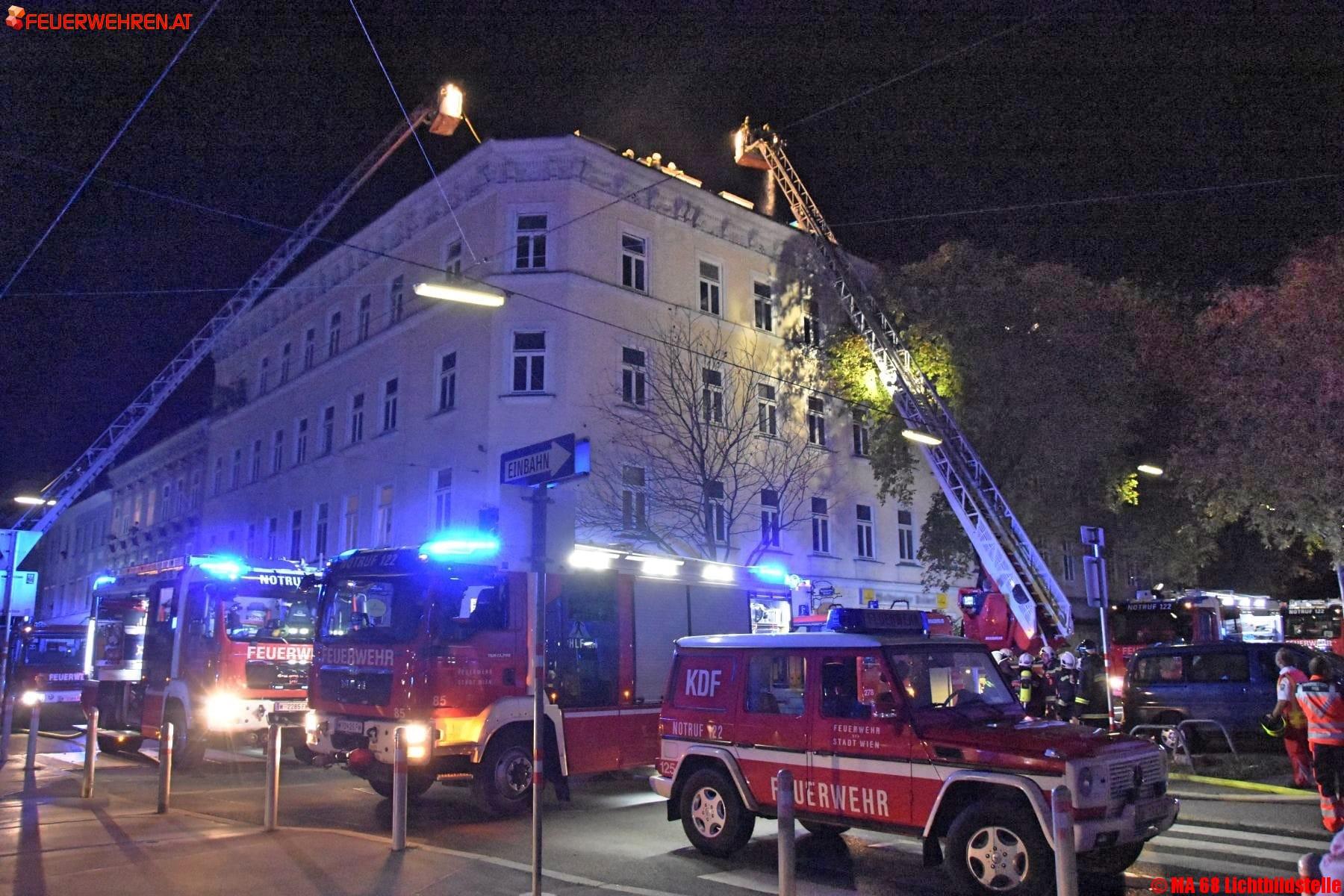 BF Wien: Starker Wind erschwerte Löscharbeiten bei Dachbrand