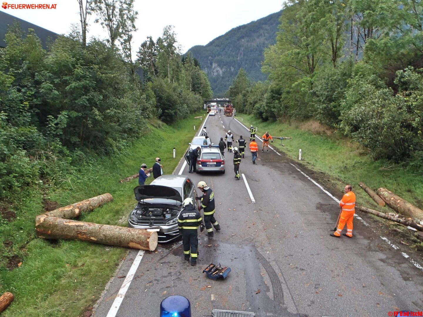 FF Bad Ischl: Holztransporter umgestürzt