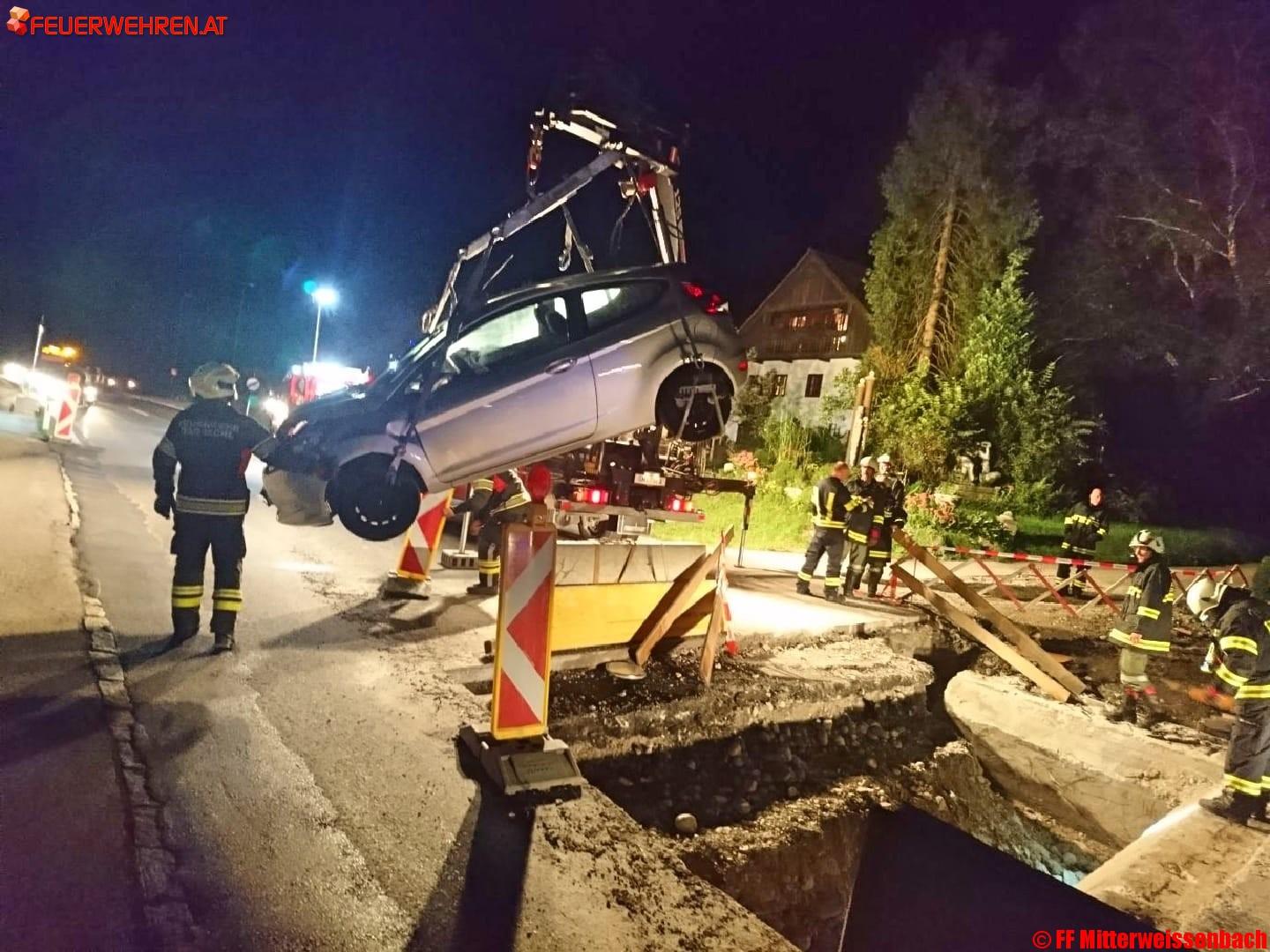 FF Bad Ischl: Fahrzeugbergung auf der B145