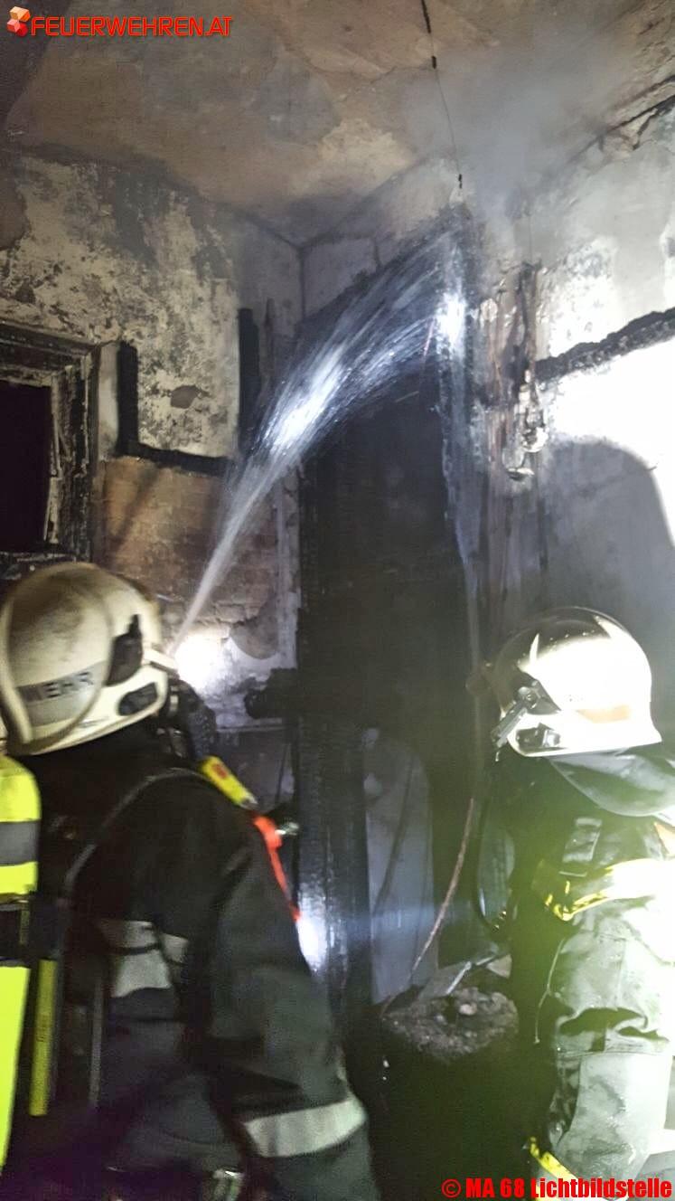 BF Wien: Frau verstirbt bei Wohnungsbrand
