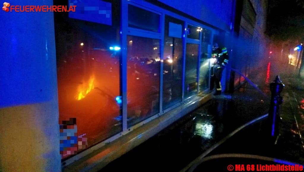 BF Wien: Geschäftsbrand in Simmering