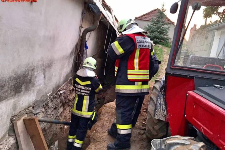 BFK Krems: Mann in Baugrube verschüttet