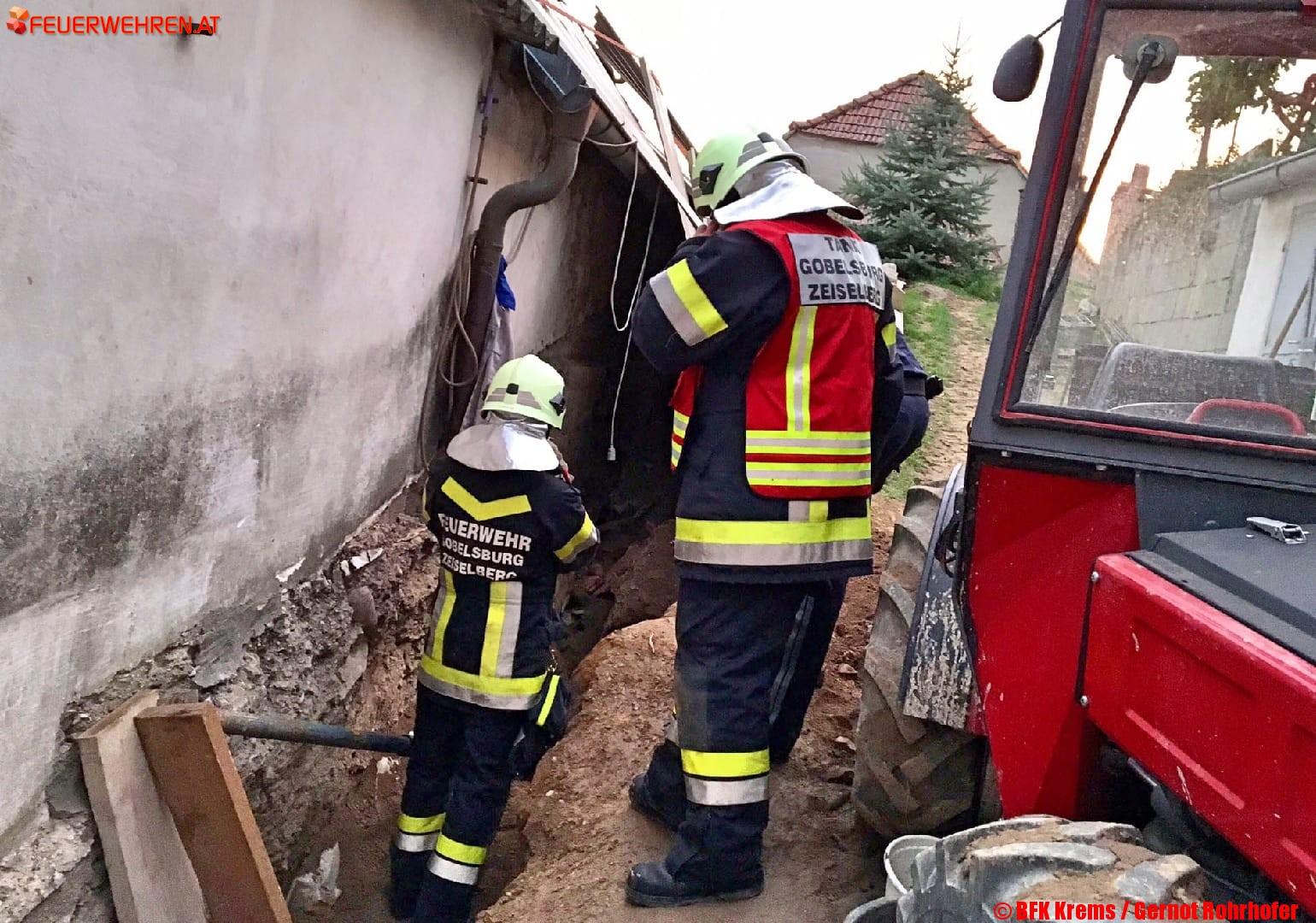 BFK Krems: Mann in Baugrube verschüttet
