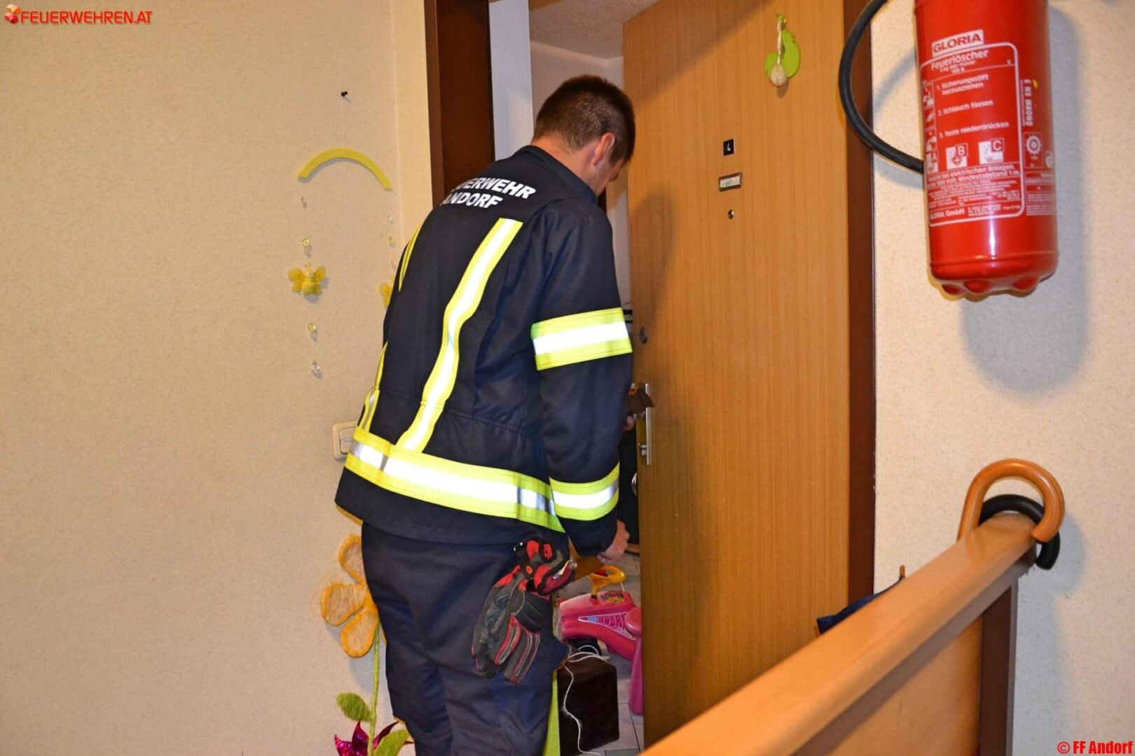 FF Andorf: Zwei Kleinkinder aus verschlossener Wohnung befreit
