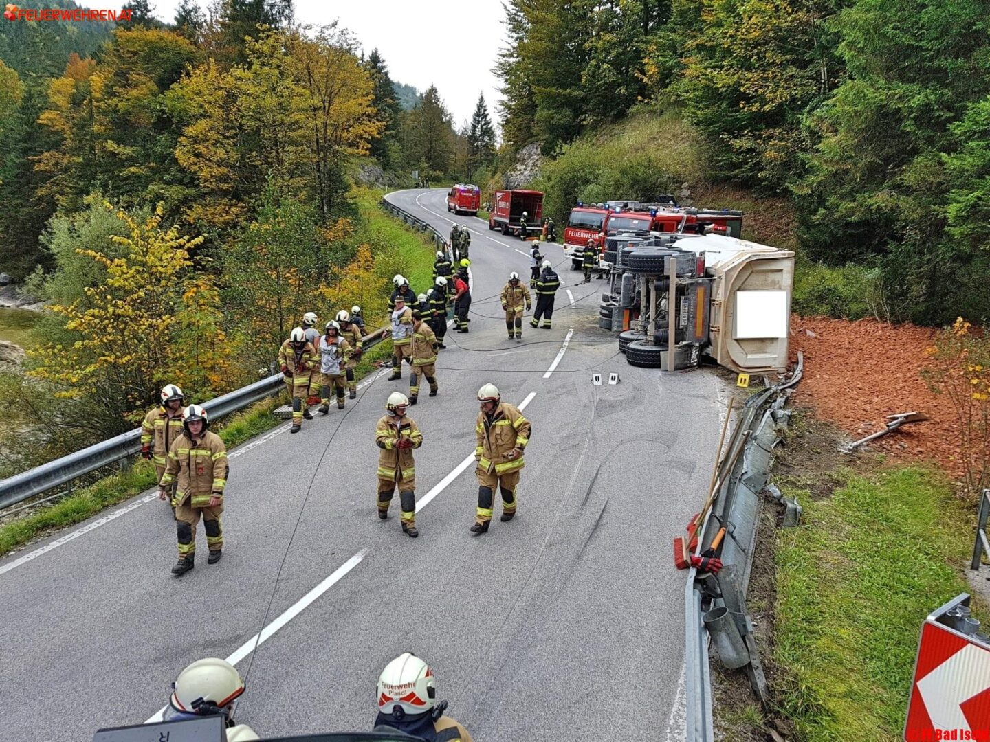 FF Bad Ischl: Sattelaufleger umgestürzt