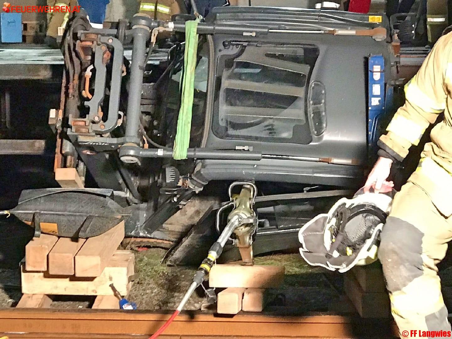 FF Langwies: Person stürzte mit Gabelstapler ab