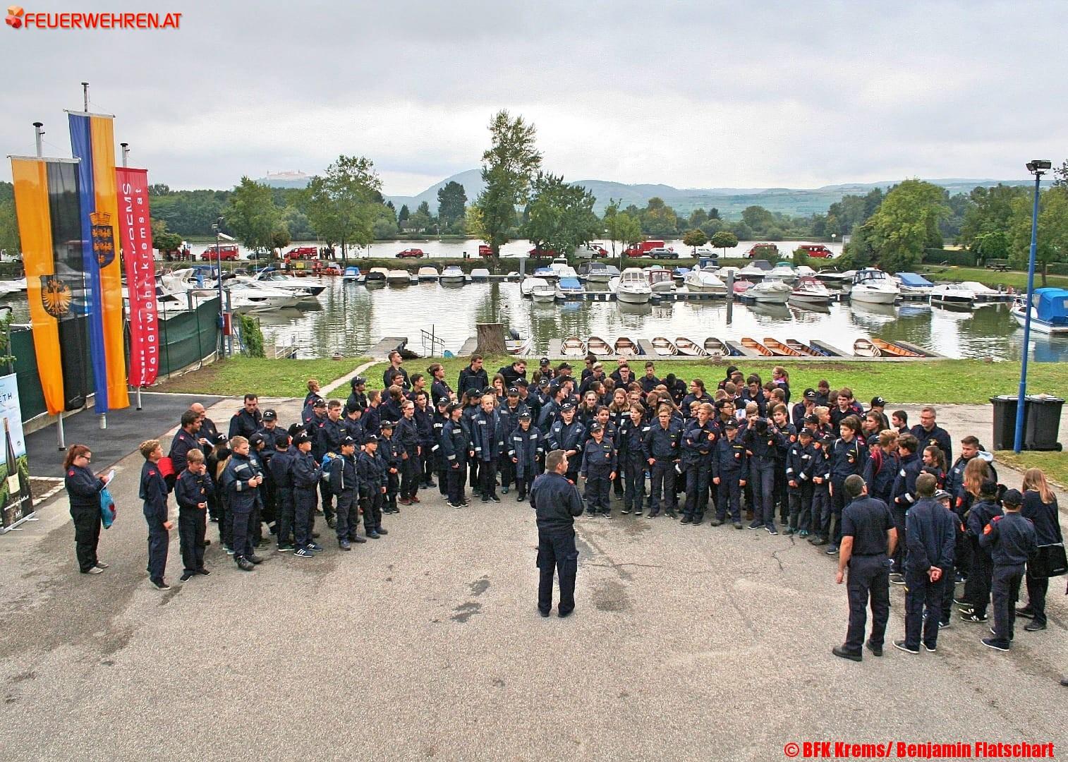 BFK Krems: Feuerwehrjugend rudert zum Fertigkeitsabzeichen