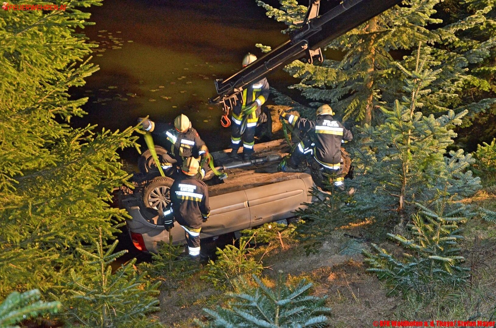 BFK Waidhofen a. d. Thaya: PKW stürzt in Illmau in einen Teich
