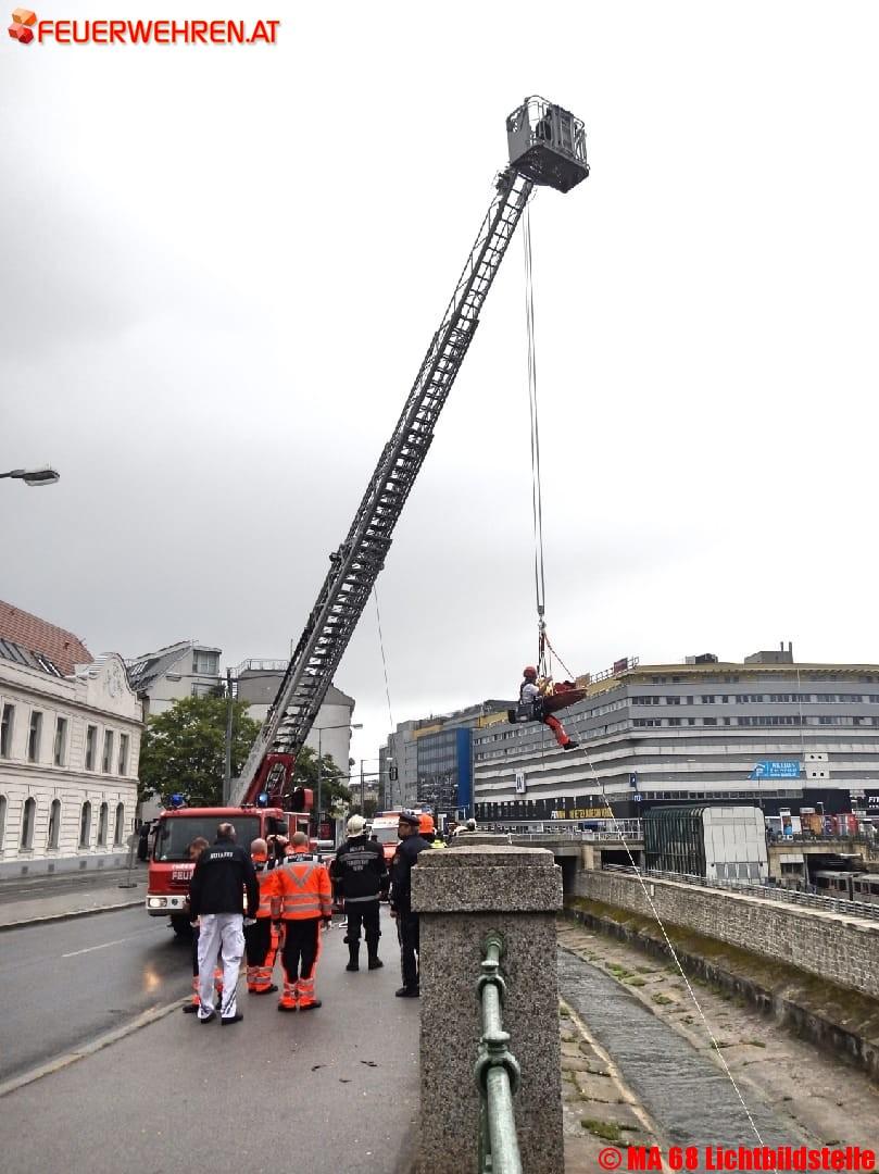 BF Wien: Abgestürzte Person
