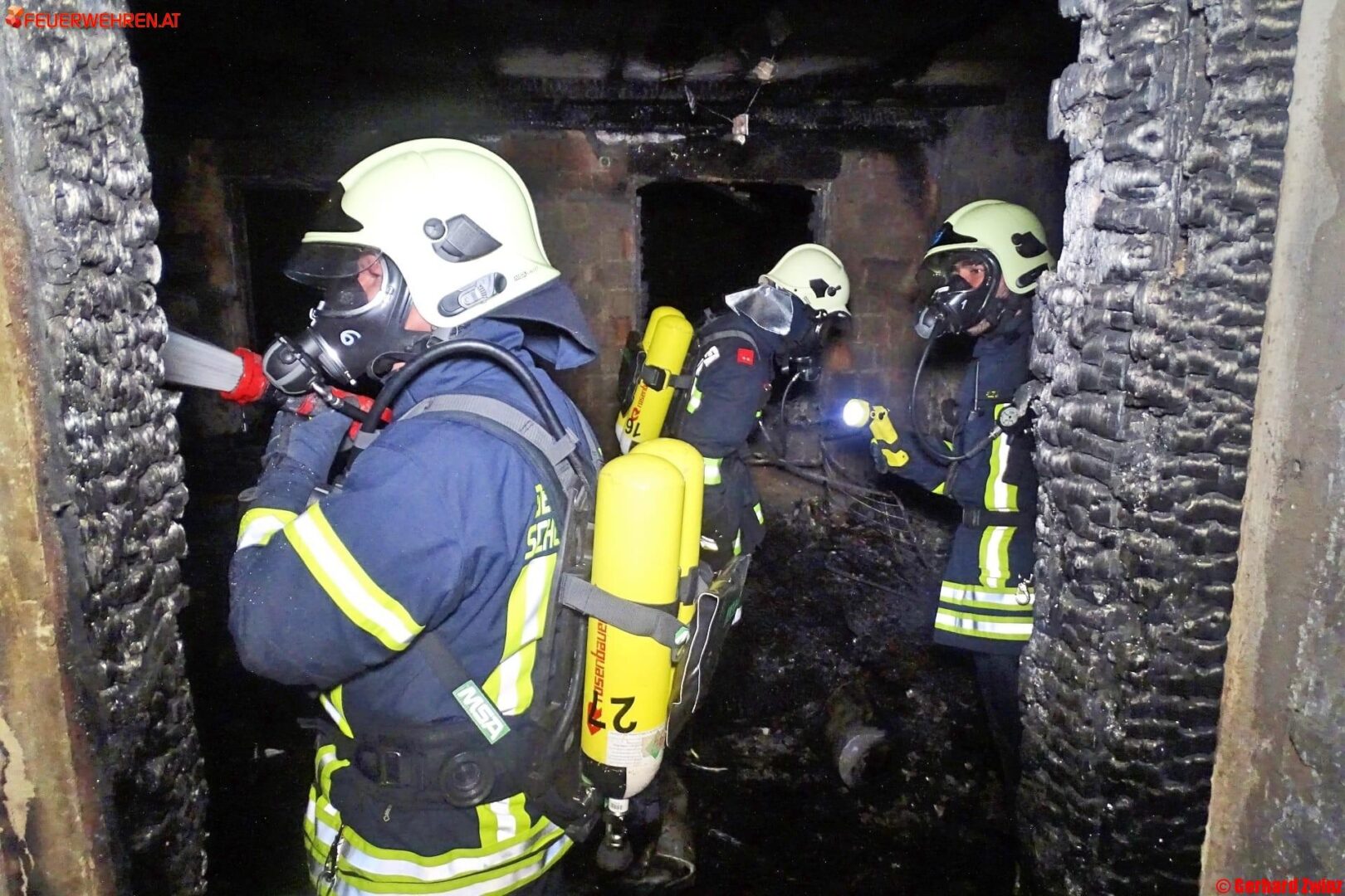 Zimmerbrand in Wohnsiedlung fordert Ternitzer Feuerwehren