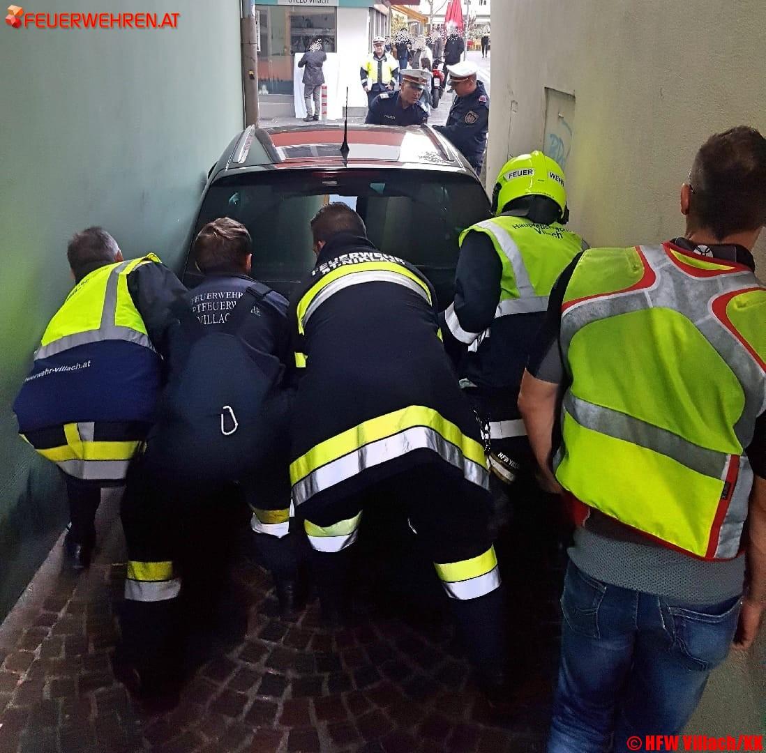 HFW Villach: PKW-Bergung in der Innenstadt