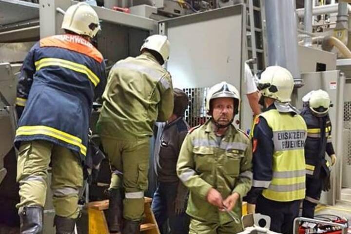 FF Auggenthal: Arbeiter in Maschine eingeklemmt