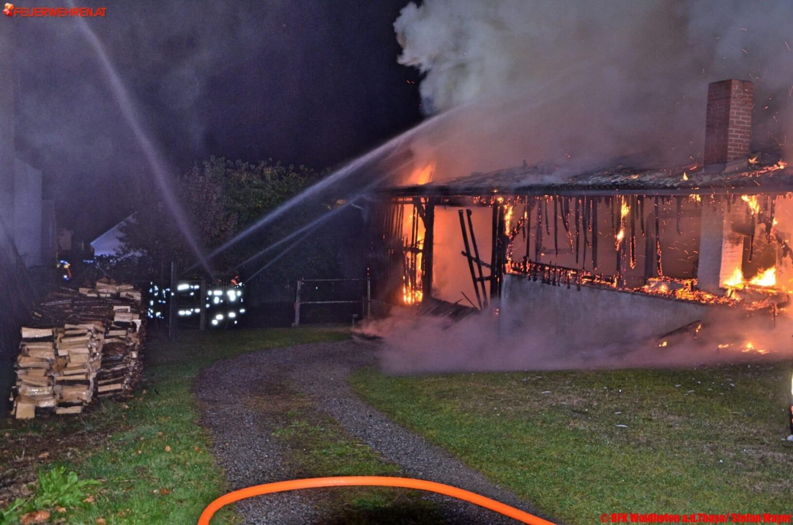 BFK Waidhofen a.d.Thaya: Zwei Brände fordern am Sonntag 19 Feuerwehren