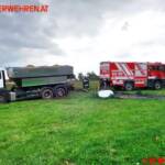 FF Weistrach: LKW mit Biertreber in Wiese hängen geblieben