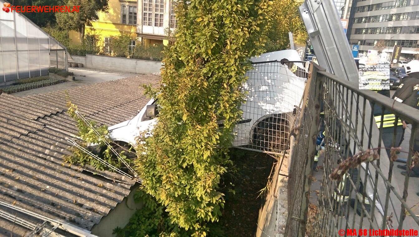 BF Wien: Spektakulärer Verkehrsunfall auf der Grünbergstraße