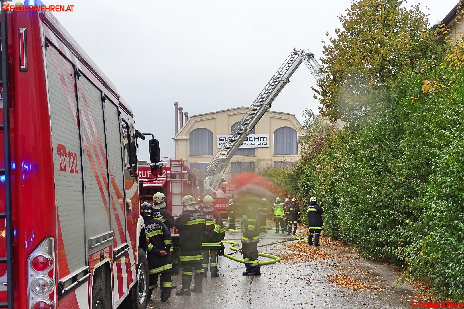 Zimmerbrand fordert 8 Feuerwehren