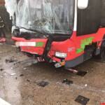 BF Wien: Autobusunfall mit LKW fordert drei Leichtverletzte