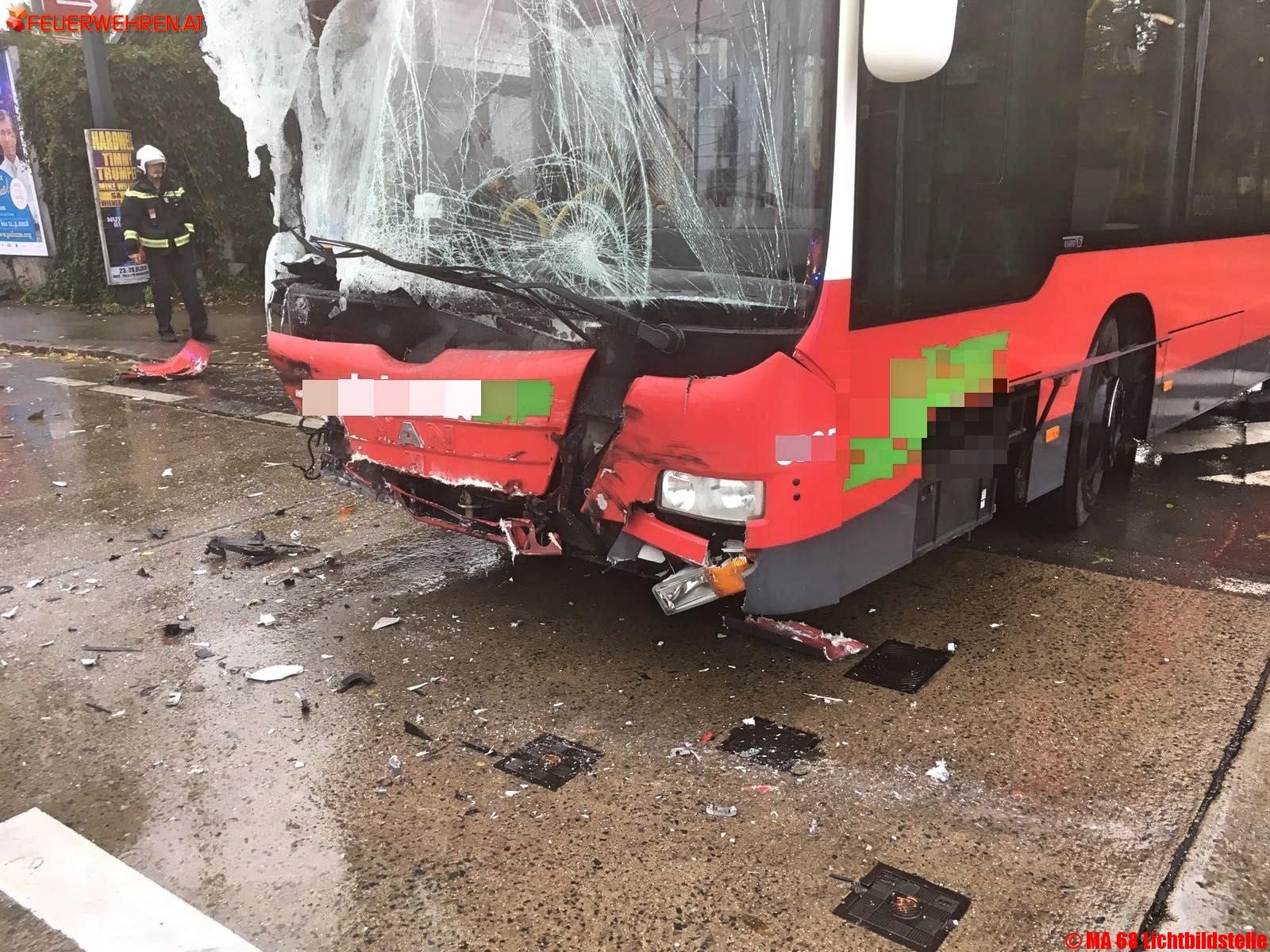 BF Wien: Autobusunfall mit LKW fordert drei Leichtverletzte