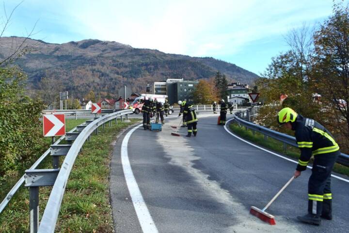 FF Bad Ischl: Ölspur auf der Umfahrungsrampe der B145