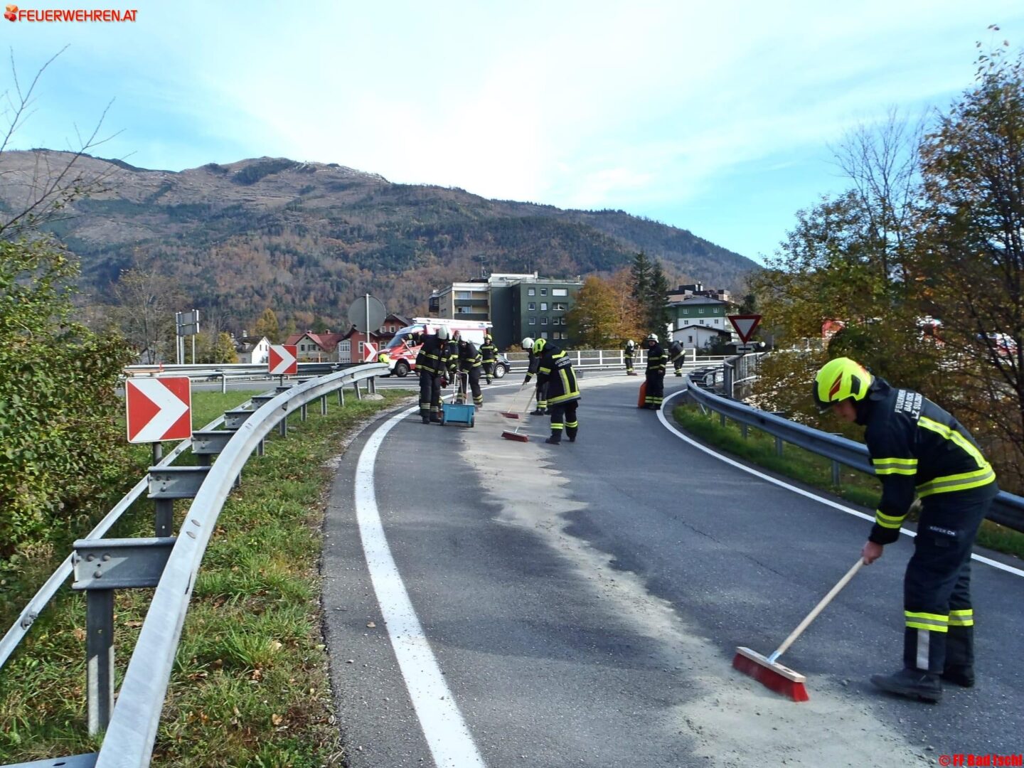 FF Bad Ischl: Ölspur auf der Umfahrungsrampe der B145