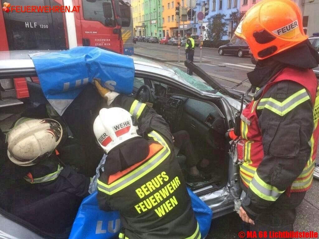 BF Wien: Frau bei Verkehrsunfall mit LKW schwer verletzt