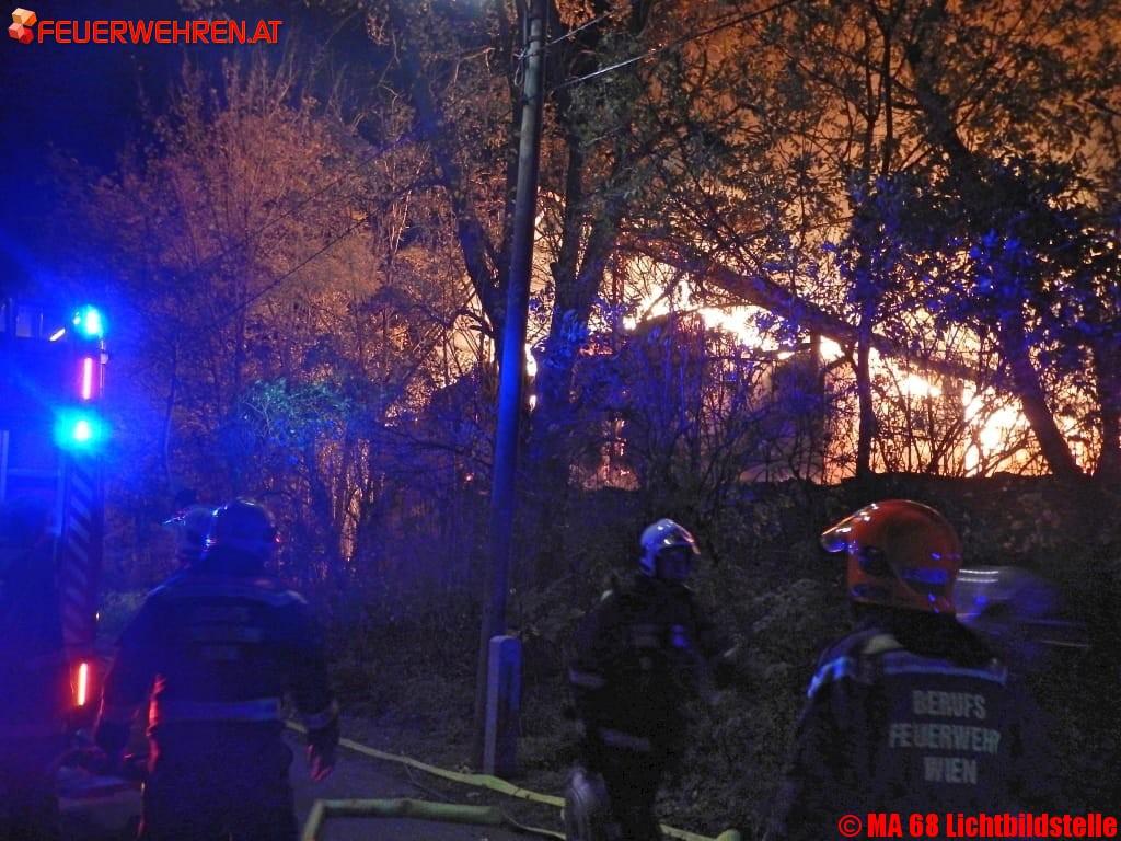 BF Wien: Brand eines Strohlagers