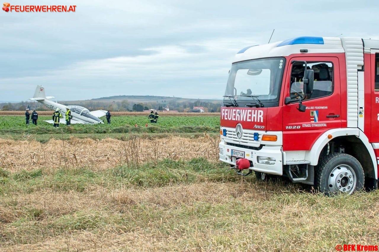 BFK Krems: Kleinflugzeug bei Straß notgelandet