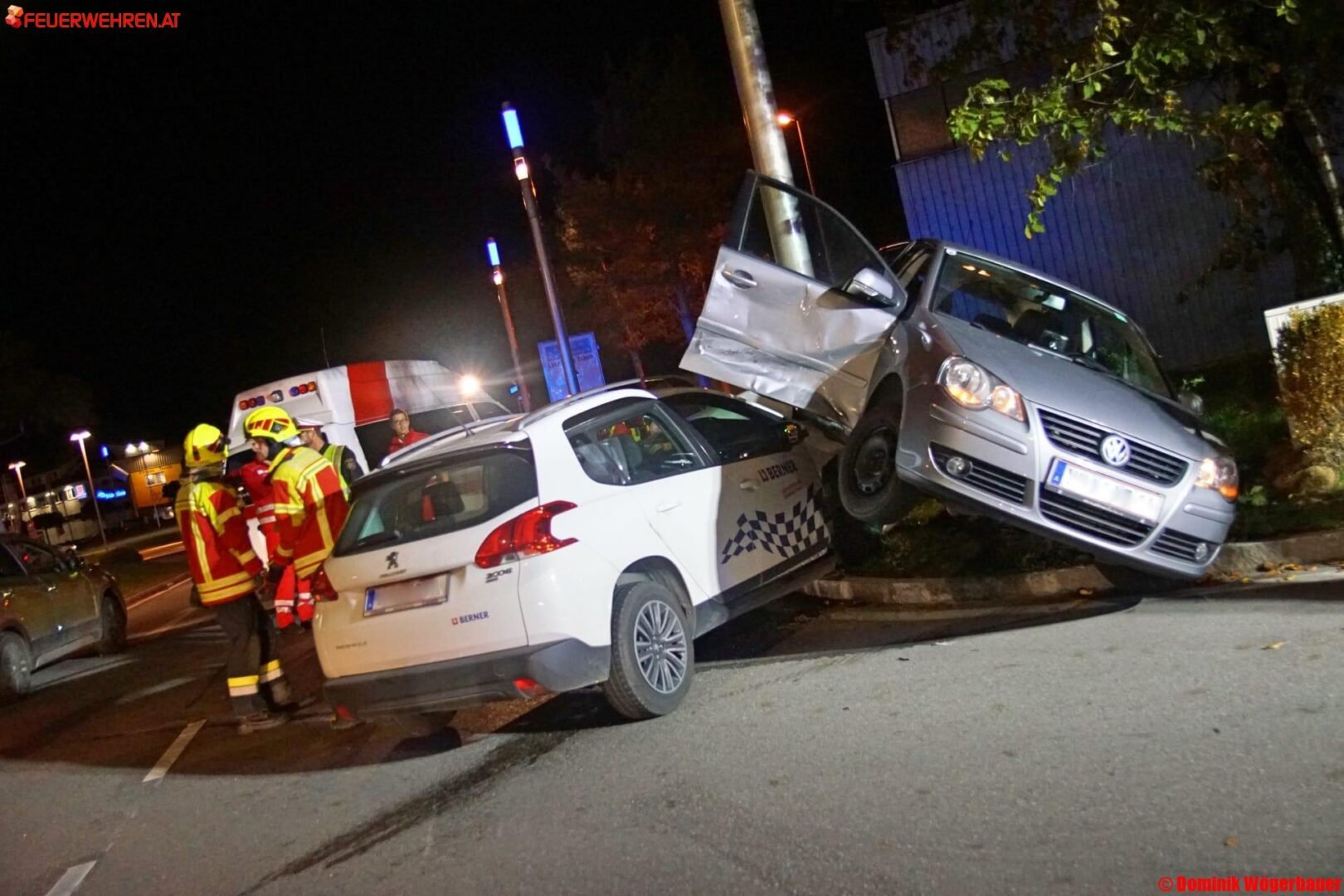 FF Pasching: Verkehrsunfall vor Einkaufszentrum