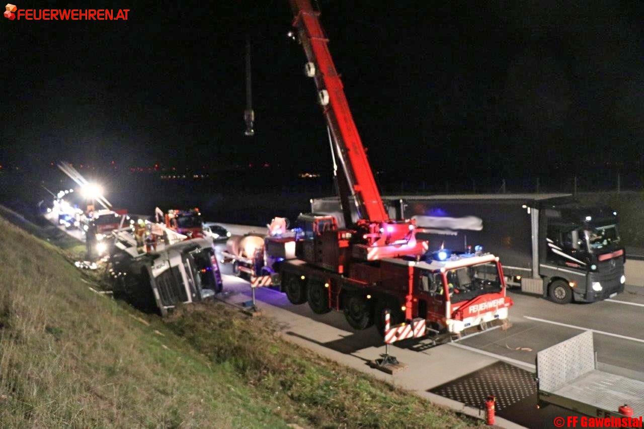 FF Gaweinstal: LKW Unfall auf der A5