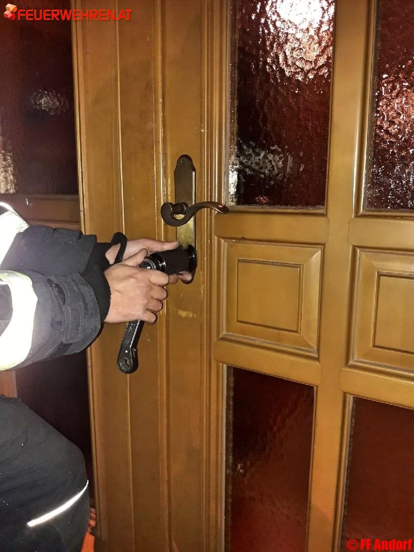 FF Andorf: Lebensrettende Türöffnung durch die Feuerwehr